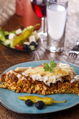 Mavi tabakta Yunan Pastitsio tabağı