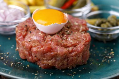 Biftek tartar ve açık yumurta.