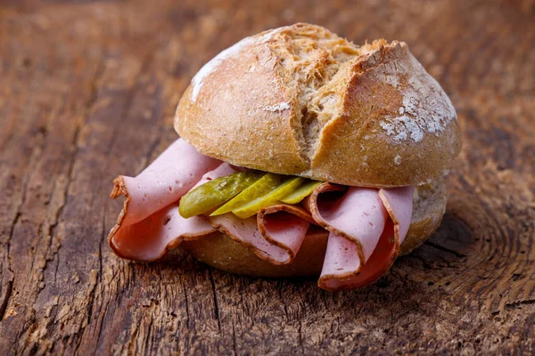 Bavyera Köftesi ekmeği tahtada