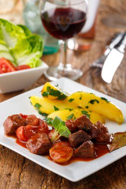 Yunan stifado et yahnisi ve patates.