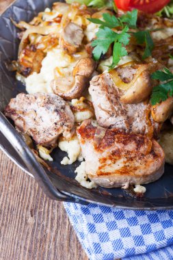 Mantarlı spaetzle üzerine domuz filetosu.