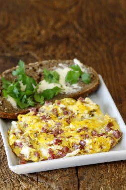 Beyaz bir tabakta çırpılmış yumurta.