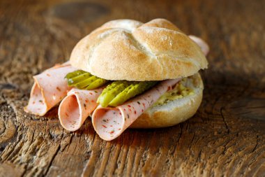 Tahtada sosisli bavyera çöreği