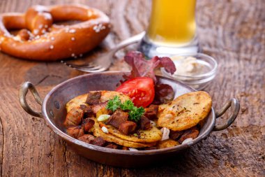 Koyu renk ahşap üzerinde patates kamışı.