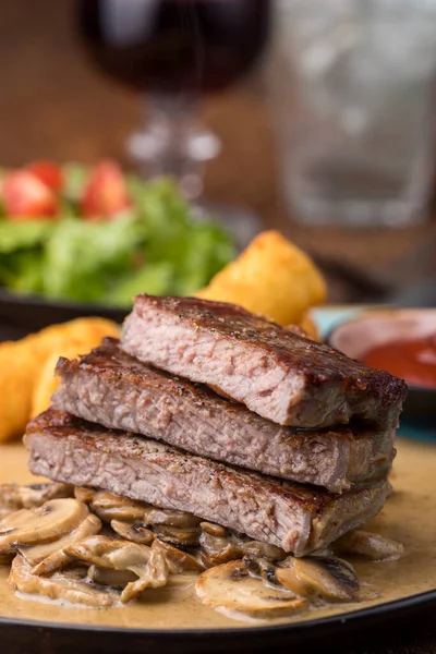 Szeletek Egy Steak Gombaszósszal — Stock Fotó