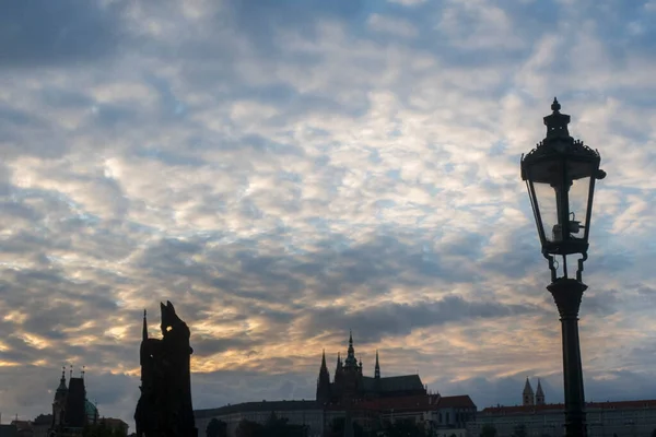 Karl Bridge Prag Alacakaranlıkta — Stok fotoğraf