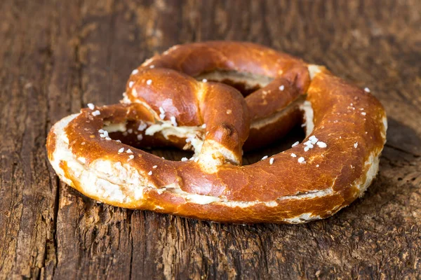 Koyu ahşap üzerinde bavyera yağı krakeri