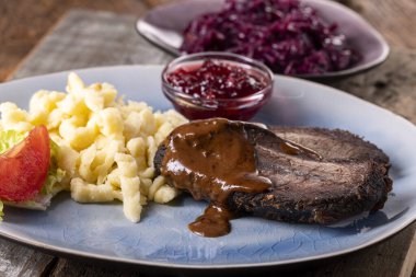 Hamur köfteli bir Alman Sauerbraten 'ın yakın çekimi.
