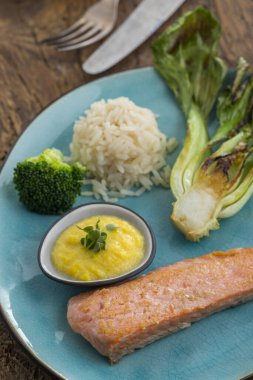 Brokoli ve pirinçli ızgara somon.