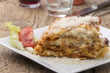 Beyaz tabakta bir porsiyon lazanya