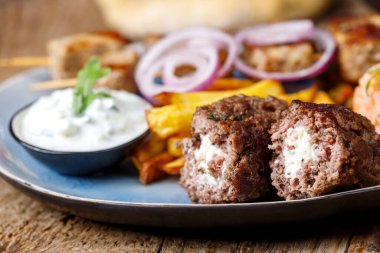 Yunan bifteki eti ve patates kızartması.