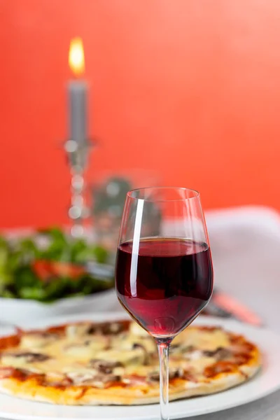 Pizza Con Vino Tinto Una Vela — Foto de Stock