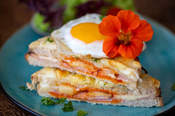 Croque Française Madame Sur Une Assiette Bleue — Photo