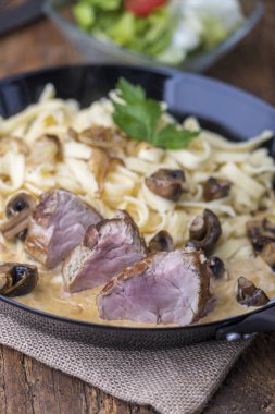 Swaetzle soslu kızarmış domuz filetosu.