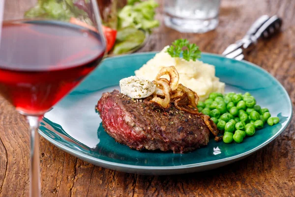 Grilovaný Steak Pečenou Cibulí — Stock fotografie