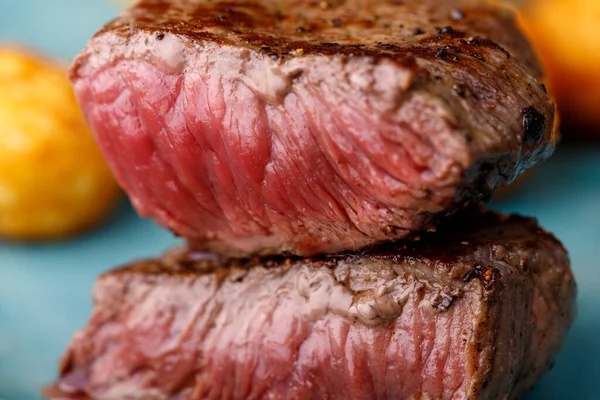 Steak Vom Grill Auf Einem Schneidebrett — Stockfoto