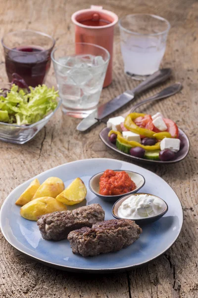 Griekse Feta Gevuld Met Bifteki Frietjes — Stockfoto