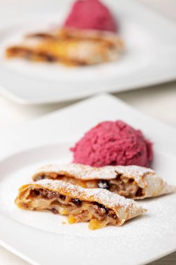Elmalı turta ve dondurma.