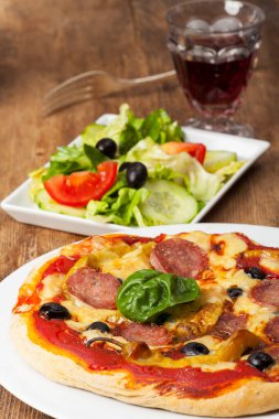 Fesleğen yapraklı bir pizzanın yakın çekimi. 