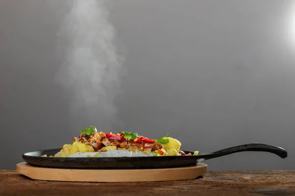 Steaming Hot Sizzler Wood — Stock Photo, Image