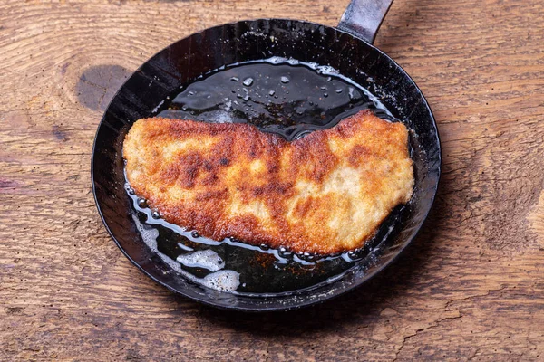 Wiener Schnitzel Der Pfanne — Stockfoto