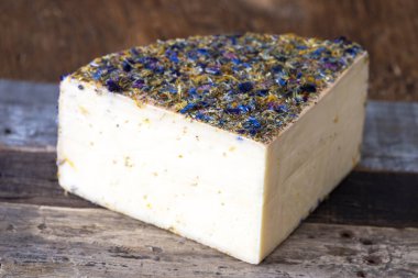 Ahşap üzerinde çiçekler olan dağ peyniri