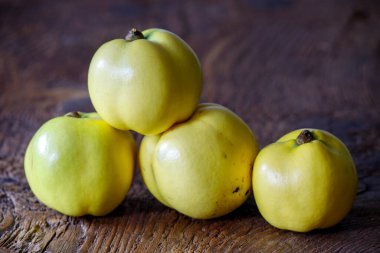 Koyu ahşap üzerinde taze ayva
