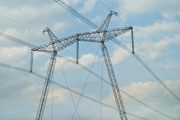 Güven güçlü elektrik iletim hatları.