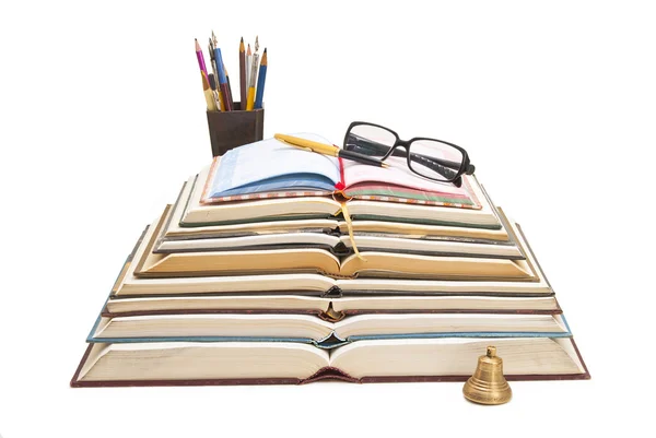 Книги, ручки та сонцезахисні окуляри в одній композиції . Стокове Фото
