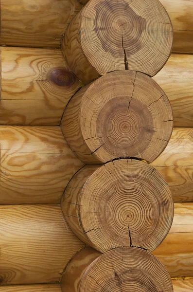 Detalhe de uma parede de uma casa de madeira feita de troncos . — Fotografia de Stock