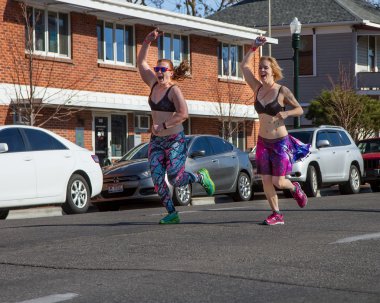 Boise, Idaho/Usa 13 Şubat 2016: Cupids undy koşusu sırasında eğlenen bir grup insan