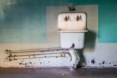 Daha iyi günler gördü ama şimdi paslı lavabo
