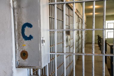 Hapishane barları ve hapishane kapıları