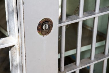 Kapılar kapalı ve kilitli hücre