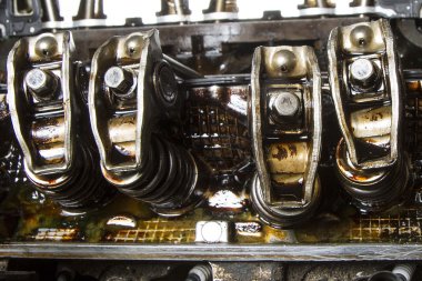 Çamur birikimini gösteren yüksek kilometre motoru nun rocker kolları