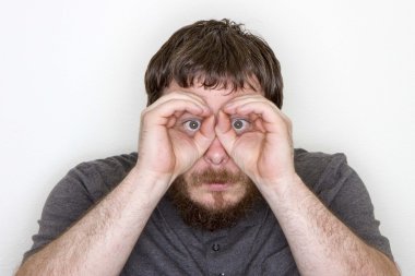 Gözlük yapmak bir adam bir şey izliyor