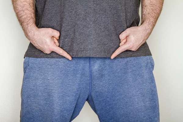 Hombre Señalando Sus Genitales Tratando Mostrar Que Tiene — Foto de Stock