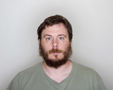 Adam kameraya bakarken sadece boş bir bakışı var