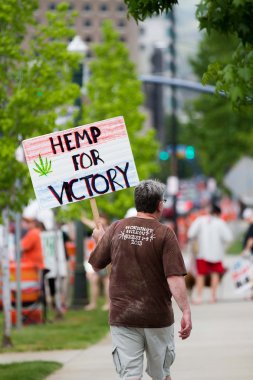 Boise, Idaho/Abd - 7 Mayıs 2016: Boise, Idaho'daki Marijuana yürüyüşünde kenevir desteğini gösteren adam