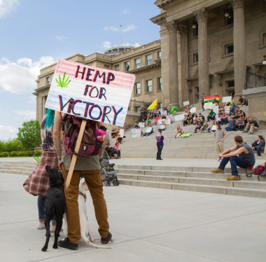 Boise, Idaho/Abd - 7 Mayıs 2016: Boise, Idaho yürüyüşü sırasında esrarı yasal hale getirmek için konuşmacıları dinleyen adam