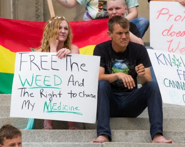 Boise, Idaho/Amerika - 7 Mayıs 2016: Boise, Idaho'daki Küresel marihuana yürüyüşünde tıbbi marihuanaya destek için ot serbest kalmak için imza at