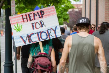 Boise, Idaho/Abd - 7 Mayıs 2016: Boise'deki Küresel Esrar Yürüyüşü sırasında Boise Capital'e yürüyen kadın