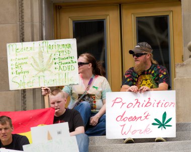 Boise, Idaho/Amerika - 7 Mayıs 2016: Boise, Idaho'daki Global Marijana Yürüyüşü'nde Marihuana'nın yasal olduğuna dair işaretler