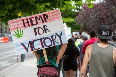 Boise, Idaho/Abd - 7 Mayıs 2016: Boise'deki Küresel Marihuana Yürüyüşü sırasında bir kadının başkente yürüdüğü Zafer için kenevir işareti göstermek