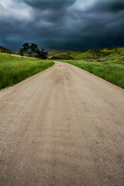 Estrada Que Leva Possível Perigo Com Nuvens Escuras Iminentes — Fotografia de Stock