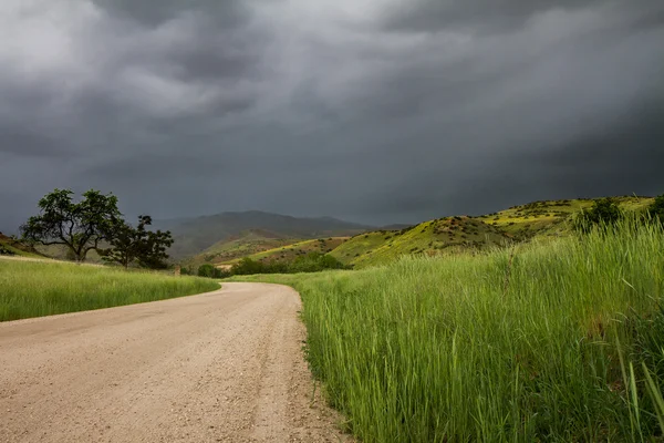 Estrada Rural Que Conduz Tempestade — Fotografia de Stock