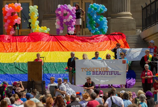 Boise Idaho Usa Junio 2016 Mujer Dirigiéndose Multitud Boise Pridefest —  Fotos de Stock