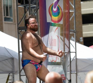 Boise, Idaho/Usa - 20 Haziran 2016: Big Dipper, Boise Pridefestival'deki performansı sırasında sahnede