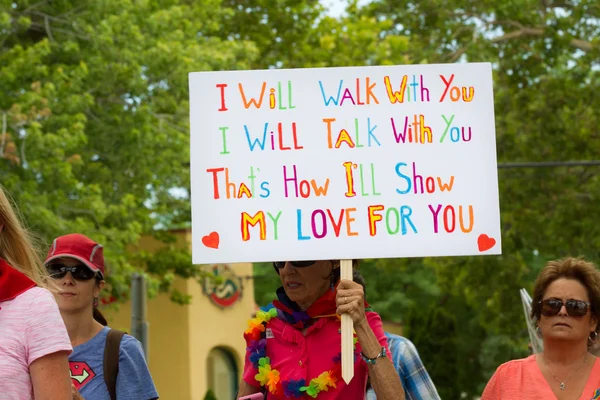 ボイシ アイダホ州 アメリカ 2016年6月20日 ボイシプライドフェスト中にLgbtコミュニティをサポートしようとする看板を持って歩く人 — ストック写真