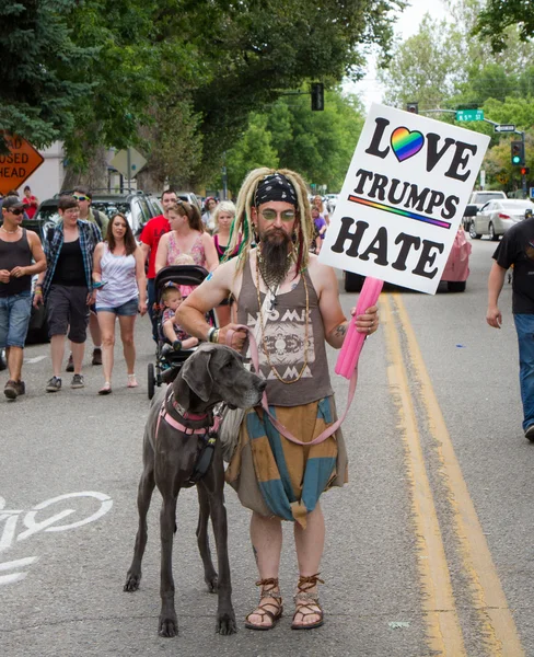 ボイシ アイダホ州 アメリカ 2016年6月20日 犬と一緒に歩いている男と ボイシプライドフェスティバルパレード中に愛が嫌いだと言う看板 — ストック写真